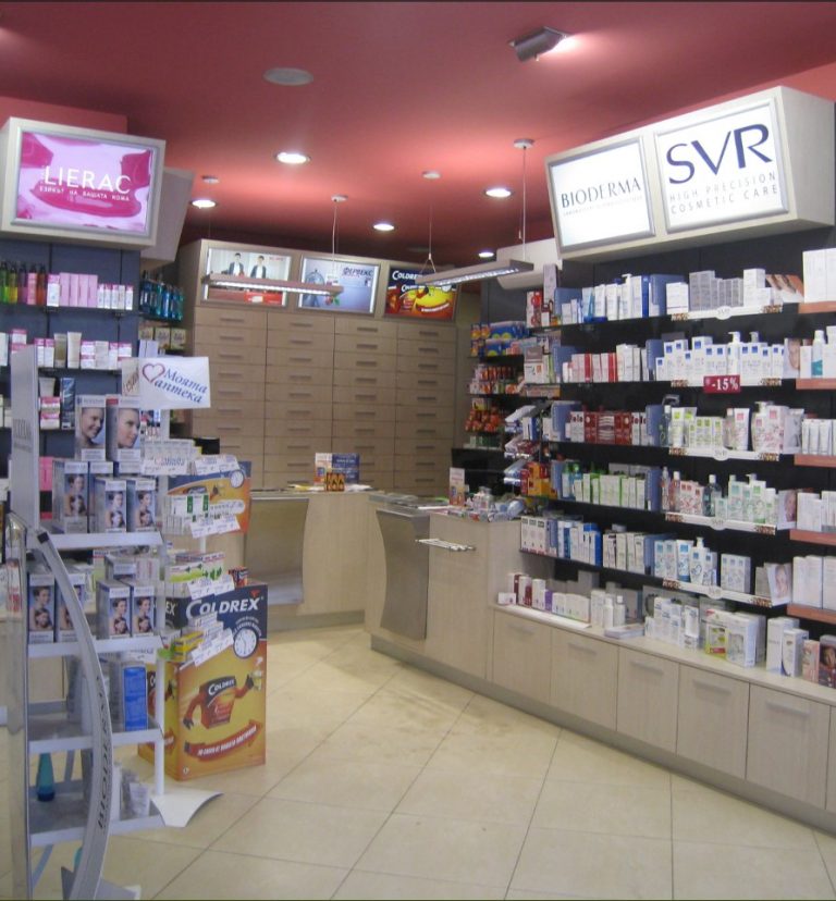 Аптека, обзаведена с мебели по проект